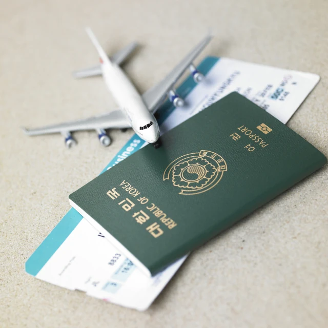 旅行保险宣传资料中的护照与出行用品